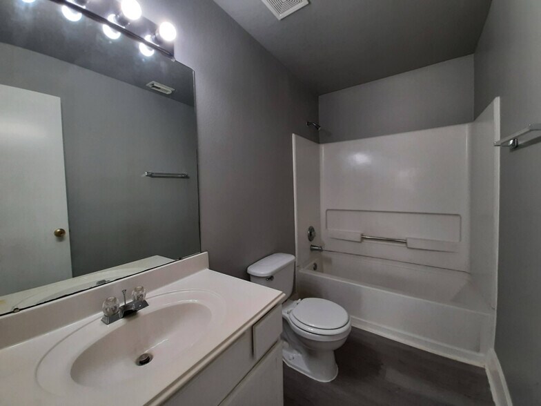 Building Photo - 6103 Settlers Square Ln