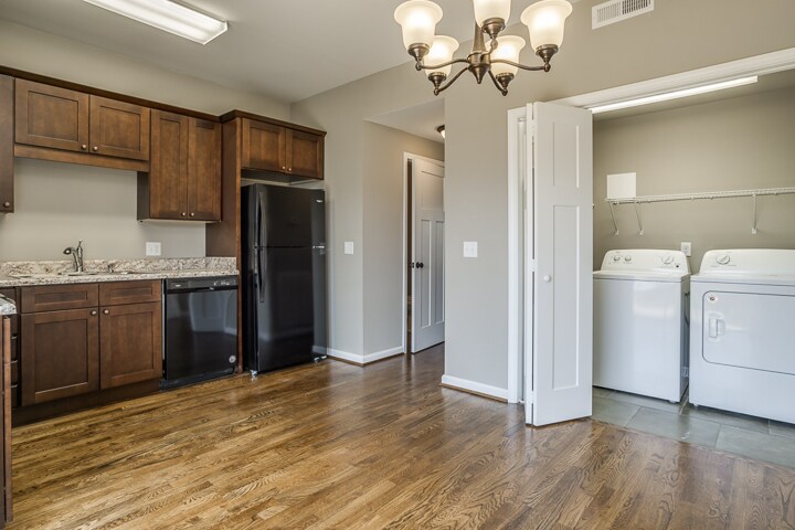 Building Photo - 140 Edgington Dr