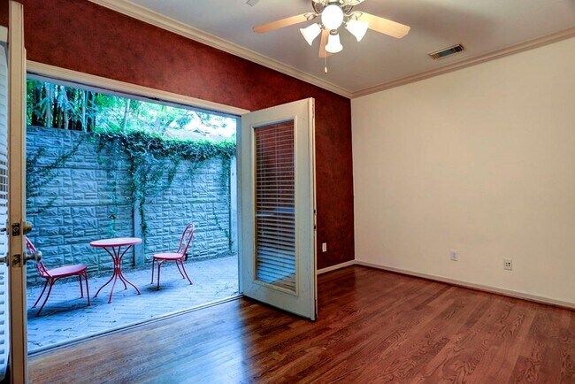 Building Photo - 1515 Hyde Park Blvd