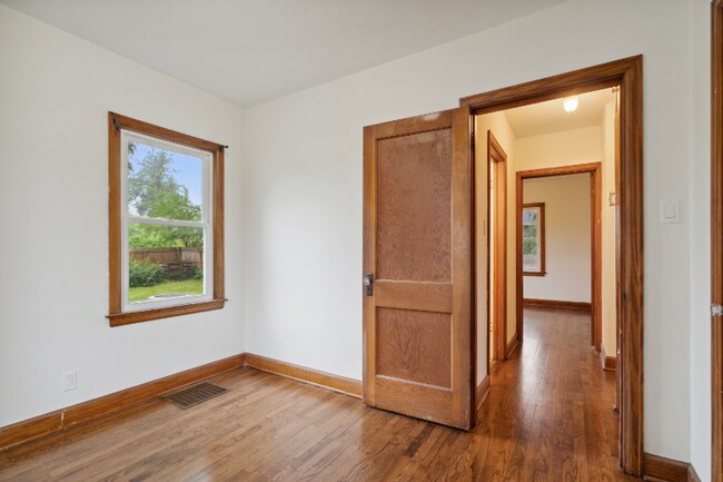 Building Photo - 413 16th Ave SW