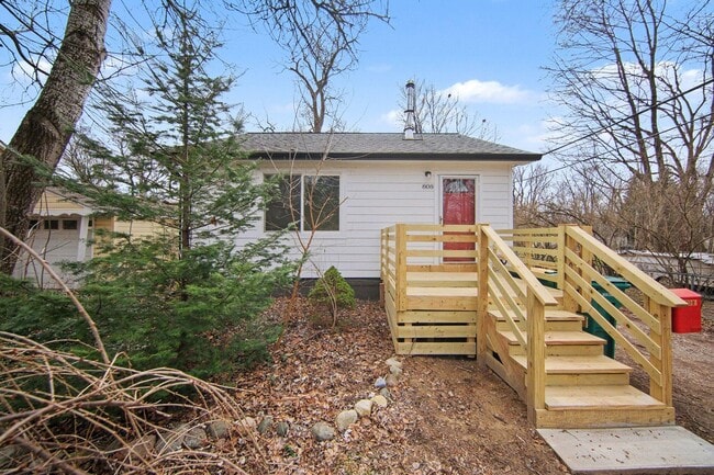 Building Photo - 808 E Cross St