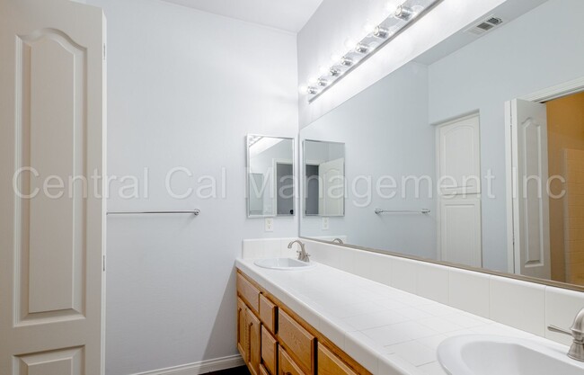 Building Photo - 3 Bedroom/2 Bath Home in Desired Southwest...