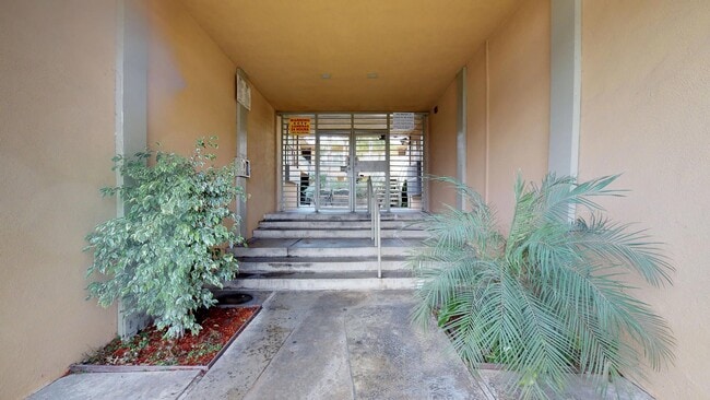 Building Photo - 351 S Manhattan Pl