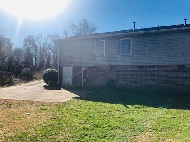 Building Photo - Great location in Greer with easy drive to...
