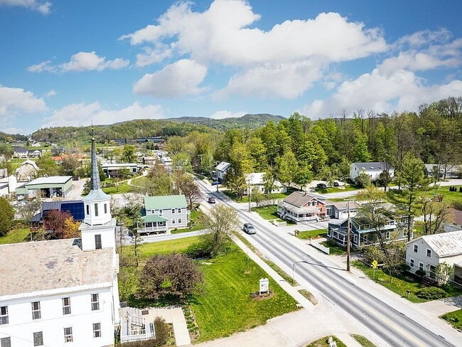 Building Photo - "Spacious 3-Bedroom Haven with 3 Full Baths in Charming Hinesburg!"