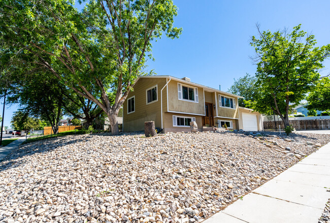 Building Photo - 1137 E Webster Dr