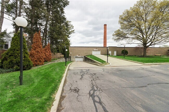 Building Photo - 1400 East Ave