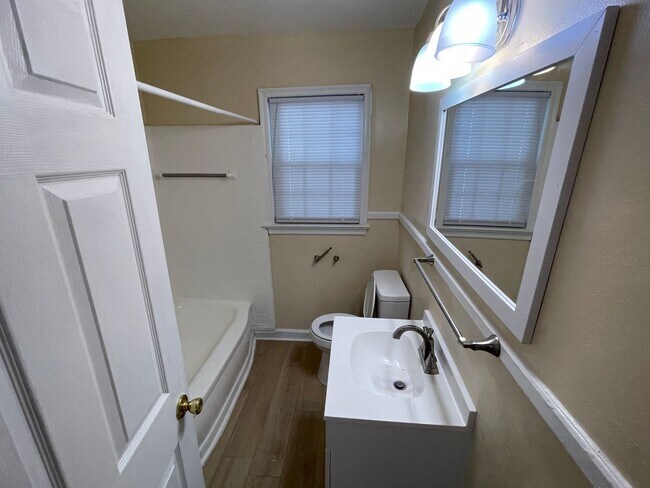 Building Photo - 2 Bedroom House - Section 8 Accepted