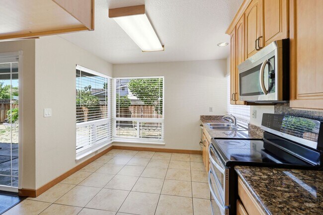 Building Photo - 663 Albion Dr