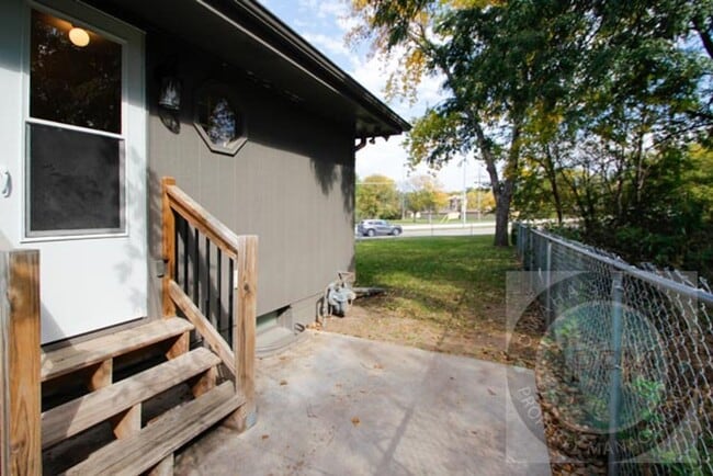Building Photo - Comfortable 2 Bedroom/ 2 Bathroom Duplex |...