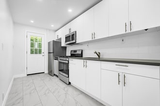 Building Photo - Spacious and Bright Renovated Parlour 2 BR/1BA with  Exclusive Backyard Access