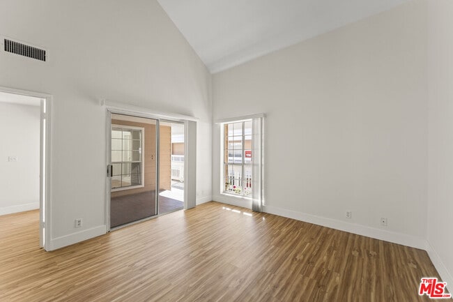 Building Photo - 4338 Redwood Ave