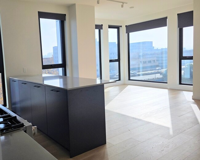 Building Photo - 395 6th St