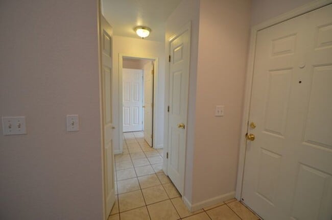 Building Photo - Clean, Bright upstairs Banyan Hollow Condo w/ central A/C!