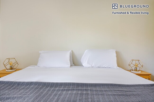 Building Photo - 654 N Virgil Ave