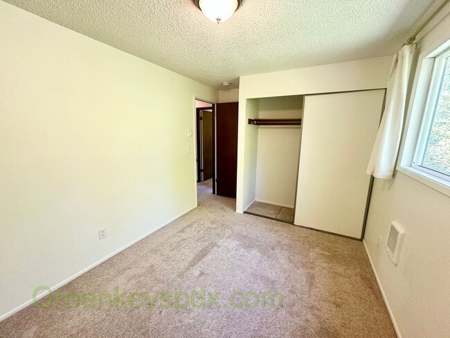 Building Photo - Awesome 2-Bedroom Condo Near Multnomah Vil...
