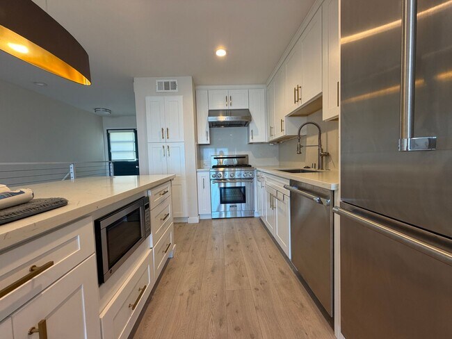 Building Photo - 32 Perego Terrace