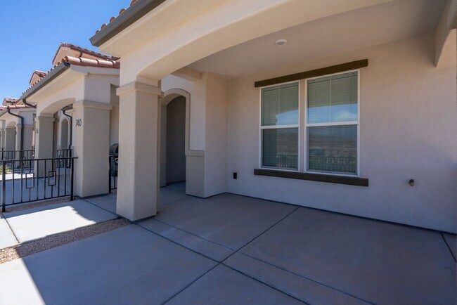 Building Photo - Well Maintained, 3 Bedroom and 2.5 Bathroom Townhome in Desert Color! Internet Included!