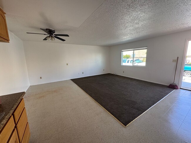 Building Photo - 201 W Newlove Dr