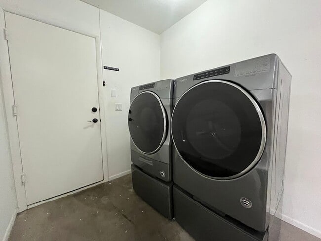 Building Photo - Charming 3-Bedroom Home in Horizons on Camelback with Park Views