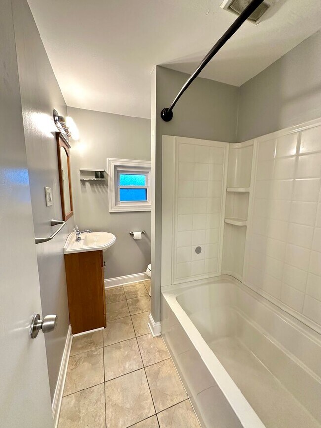 Building Photo - Charming 2 Bed, 1.5 Bath w/ Bonus Space in...