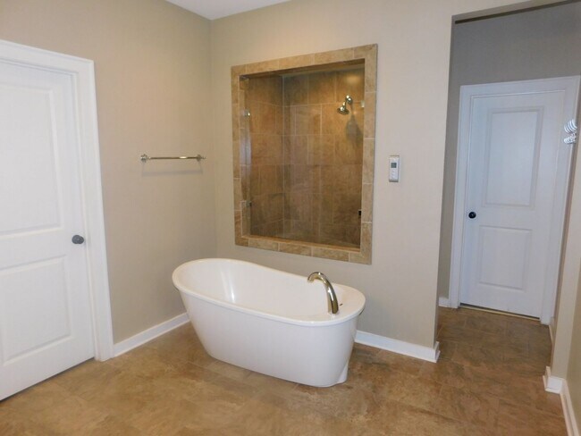 Building Photo - Welcome Home to Luxury Living in Lake Cyrus!