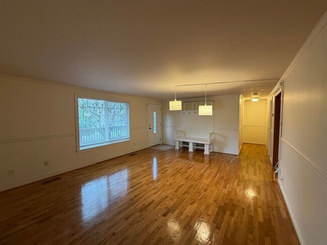 Building Photo - Charming Everett Rambler — 3 Bedrooms + Bonus Room