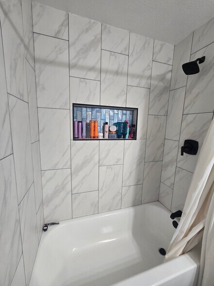 Large shampoo niche in shower - 1668 Grand Ave
