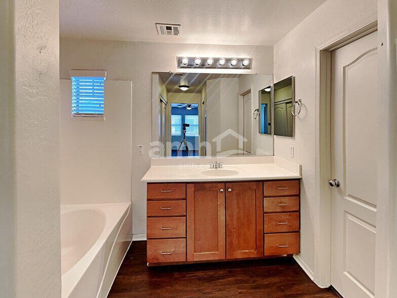 Building Photo - 2549 E Bart St