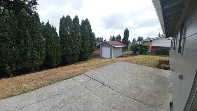 Building Photo - Newly Renovated 3 Bedroom Rambler w/ bonus room!!