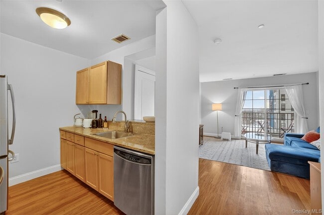 Building Photo - 543 Main St