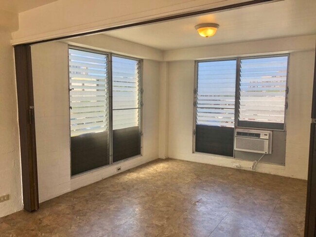Building Photo - Central Location with Free Utilities!