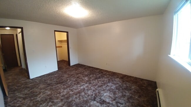 Building Photo - 1 Bedroom, 1 Bathroom Downstairs Apartment - South Suburbs