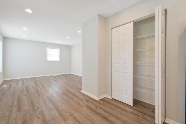 Building Photo - 6 E Briarwood Dr