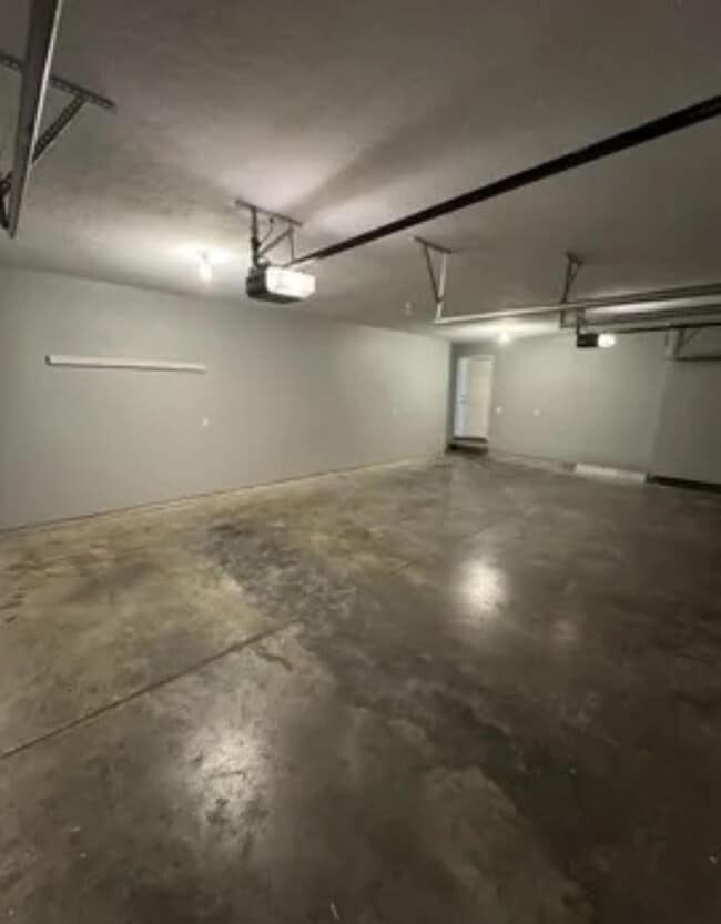 Building Photo - 5 bed/3 bath house