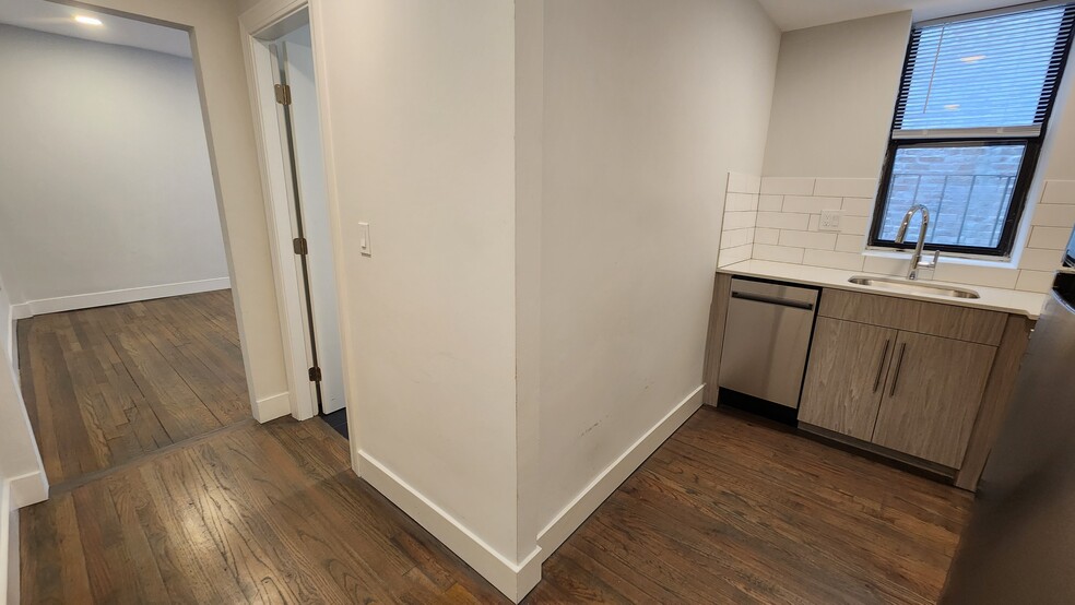 Building Photo - 52 Queensberry St