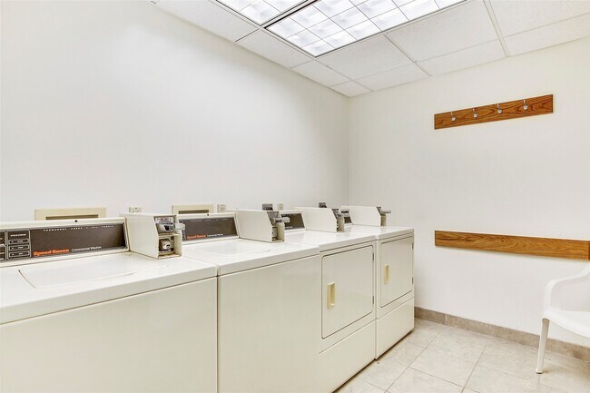 Building Photo - 6102 Seawall Blvd