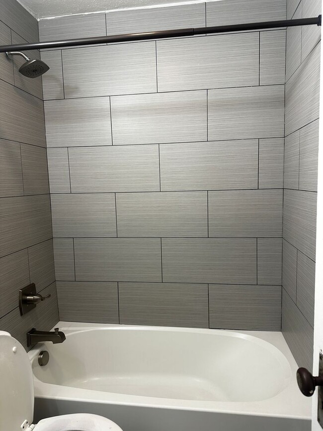 Building Photo - HALF OFF FEBRUARY: Adorable 4 Bedroom UTLITIES INCLUDED!