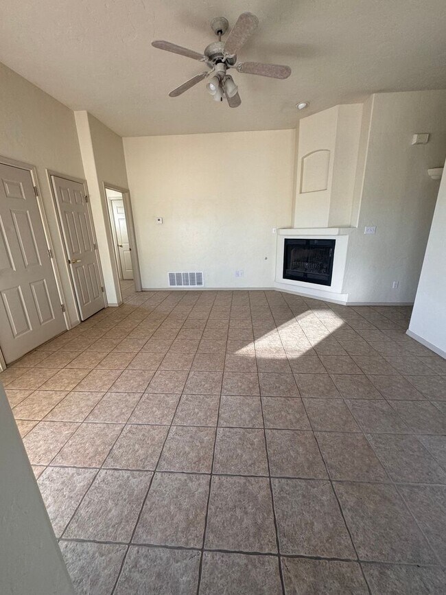 Building Photo - Adorable Towhhome Located off Foothills