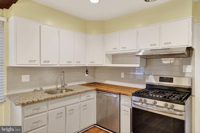 Building Photo - 5219 Montgomery St