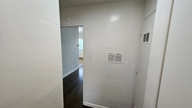 Building Photo - 3021 Carmona Ave