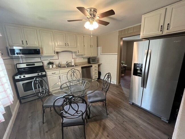 Building Photo - Two Bedroom in East Alton