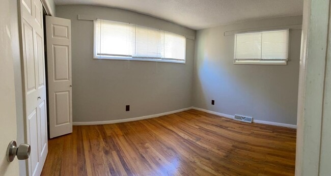 Building Photo - 521 Blendwood Dr