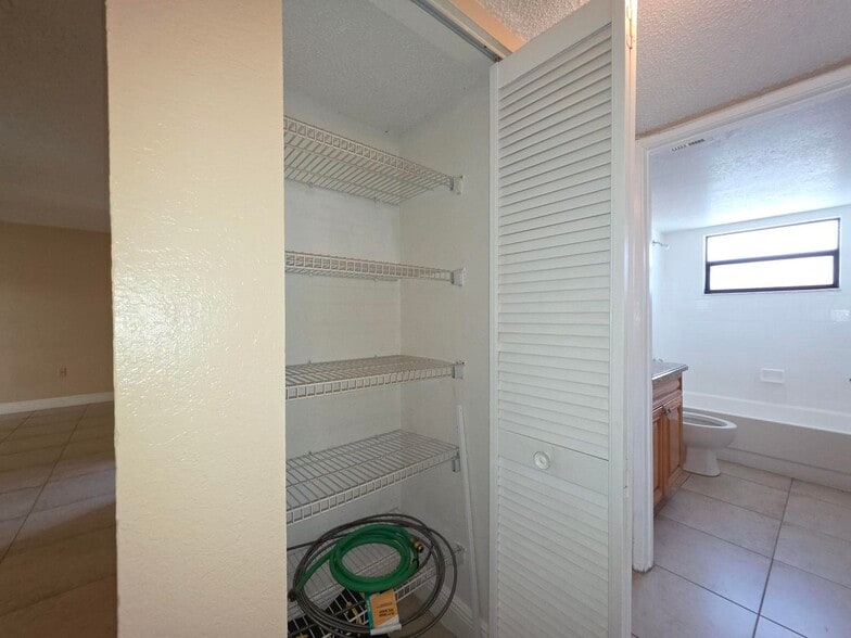 Building Photo - 1542 Lake Crystal Dr