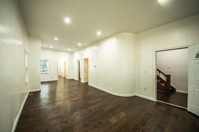 Building Photo - Multi-unit Building