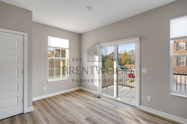 Building Photo - Move-In Ready Modern Townhome in Sought-Af...