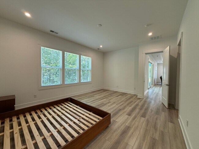 Building Photo - Beautiful 4 Bedroom Single Family Home