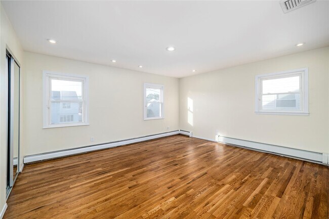 Building Photo - 4047 Greentree Dr