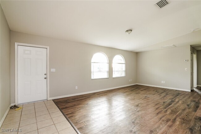 Building Photo - 902 SW 11th Ct