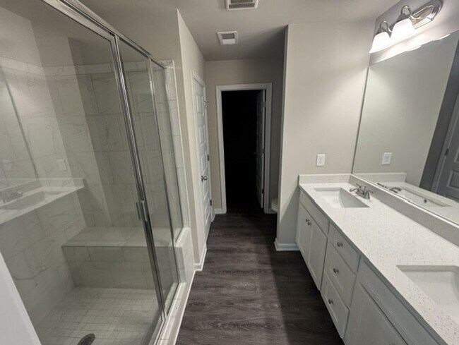 Building Photo - 1156 Burgundy Dr